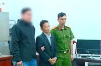 Khởi tố Bình ‘con’, người cầm kiếm dọa chém nữ công nhân vì ngăn hái hoa