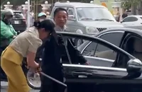 Thu giữ cây kiếm của người dọa chém nữ công nhân ngăn bẻ hoa ở công viên