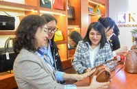 Khatoco khai trương cửa hàng sản phẩm thời trang da đà điểu, cá sấu