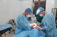 Quân y đảo Sinh Tồn cấp cứu ngư dân bị thoát vị bẹn trái