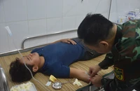 Quân y Trường Sa cứu 6 ngư dân bị ngộ độc cá hồng