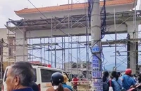 Sập giàn giáo xây cổng chào, 5 người bị thương