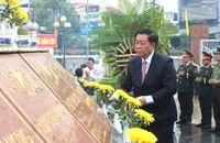 Ông Nguyễn Trọng Nghĩa dâng hương tại Tượng đài chiến thắng Núi Bà