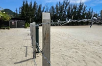 Báo cáo vụ doanh nghiệp tự ý giăng dây thép gai rào chắn bãi biển Nha Trang