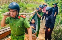 Sản phụ 41 tuổi sinh con giữa rừng được công an giúp đỡ