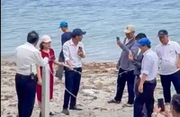 Tháo dỡ hàng rào thép gai bao chắn trên bãi biển Nha Trang