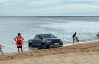 Khởi tố tài xế lái xe bán tải, bóp còi inh ỏi trên bãi biển Tuy Hòa