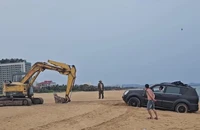 Lại có người lái ô tô chạy trên bãi biển Tuy Hòa