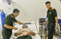 Hải quân cấp cứu ngư dân bị đột quỵ, liệt nửa người trên biển