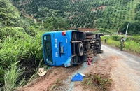 Xe chở đoàn sinh viên đi trao quà từ thiện bị lật, nhiều người bị thương