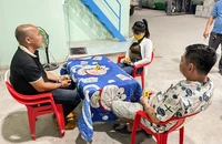 Gặp khi đi mua sầu riêng, 3 người rủ nhau đánh bạc thì bị công an bắt