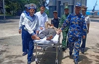 Quân y đảo Trường Sa cứu ngư dân bị đột quỵ trên biển