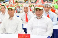 Chủ tịch tỉnh Khánh Hòa đội mưa cổ vũ cho Đoàn Thanh Tùng