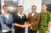 2 thanh niên nhặt được 50 triệu đồng liền báo công an trả lại người đánh rơi