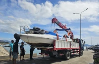 Người dân Khánh Hòa neo tàu thuyền, bán cả lồng cá chạy bão Kalmaegi