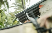 Muôn kiểu chằng chống nhà của người dân vùng gần tâm bão số 13