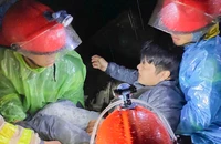 Còn 2 thi thể mắc kẹt trong xe, dưới đất đá sạt lở trên đèo Khánh Lê