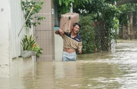 Nha Trang vẫn chìm trong nước, người dân vẫn vật lộn với ngập lụt 