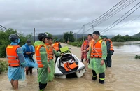 Đang giải cứu nhiều người dân bị cô lập trong nước lũ ở Nha Trang