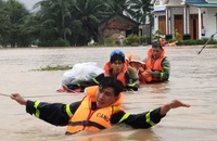 Khánh Hòa: Lũ lên từng giờ, lực lượng cứu hộ đưa hàng trăm người thoát lũ dữ