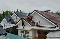 Người Nha Trang dỡ mái ngói, phá tường cứu nhau lúc nước lũ cao 4 m