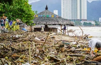 Rác tràn ngập kéo dài hàng km trên bãi biển Nha Trang