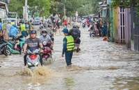 Hình ảnh: Sáng 4-12 Nha Trang lại ngập lụt, người dân gần như kiệt sức