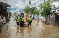 Nghe tin lũ về, người dân Nha Trang lo chạy lũ