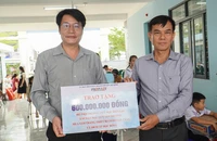 TP.HCM và báo Pháp Luật TP.HCM tiếp sức thầy trò vùng 'rốn lũ' Khánh Hòa 