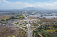 Cao tốc nối rừng với biển, có nút giao hoa thị tuyệt đẹp sắp thông xe