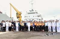 Hải quân đưa 52 ngư dân trên con tàu bị cháy ngoài biển về đến đất liền
