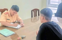 Bất ngờ danh tính người đi xe mô tô biển xanh tay dùng điện thoại trên Quốc lộ 1