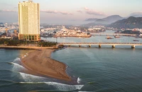 Bất ngờ xuất hiện 2 cồn cát khổng lồ ở biển Nha Trang