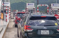 Hàng ngàn ô tô 'chôn chân' ở hầm Đèo Cả ngày 25 Tết