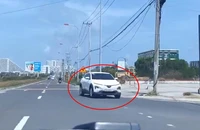 Người dân gửi clip cho công an, tài xế bị mời làm việc vì lái ô tô đi ngược chiều