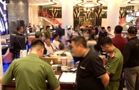 Nhiều người nước ngoài đánh bạc trái phép dưới tầng hầm khách sạn ở Nha Trang