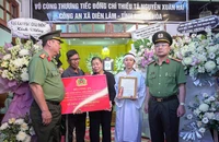 Trao bằng tốt nghiệp chuyên ngành điều tra hình sự cho Thiếu tá Nguyễn Xuân Hải