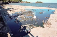 Nước thải vẫn chảy ra vịnh Nha Trang dù trời không mưa