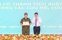 Thành viên lực lượng an ninh trật tự cơ sở cứu cụ ông mắc kẹt trong căn nhà cháy được khen