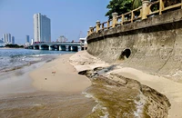 Vì sao nước thải đen ngòm vẫn chảy ra vịnh Nha Trang