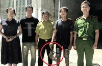2 thanh niên đi dạo thì 'va' phải con tê tê trong sách Đỏ
