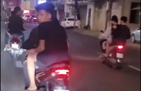 Nhóm thanh niên cầm hung khí chạy xe máy gây rối ở Nha Trang
