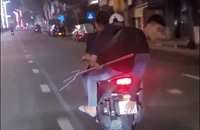Video: Nhóm thanh niên cầm hung khí chạy xe máy lạng lách ở Nha Trang