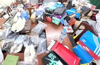 Hàng trăm đôi giày, dép Nike, Adidas, Gucci 'fake' trong kho chứa ở Nha Trang
