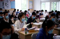 Học sinh tại một trường trung học ở TP Thượng Hải, Trung Quốc hồi tháng 5. Ảnh: REUTERS