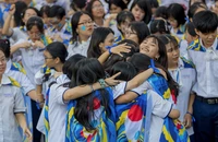 Lễ ra trường đầy xúc động của học sinh THPT Lê Hồng Phong 