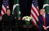 Thủ tướng Pakistan Imran Khan (trái) và Tổng thống Mỹ Donald Trump (phải).