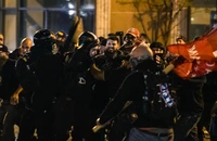 Các thành viên của nhóm biểu tình Antifa đụng độ những người ủng hộ Tổng thống Donald Trump vào ngày 14-11 tại Thủ đô Washington.