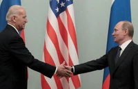 Thủ tướng Nga Vladimir Putin bắt tay cựu Phó Tổng thống Mỹ Joe Biden trong cuộc gặp tại Moscow vào ngày 10-3-2011.