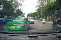 Tài xế taxi tạt đầu ô tô, không bật đèn xi nhan bất chấp đoạn đường hẹp